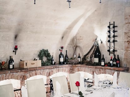 Hochzeit - Art der Location: Waldhochzeit - Österreich - Eine Hochzeitstafel im hauseigenen Weinkeller VITAKELLA. - VILA VITA Pannonia