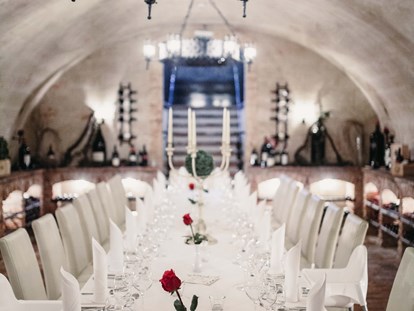 Hochzeit - Art der Location: Villa - Österreich - Eine Hochzeitstafel im hauseigenen Weinkeller VITAKELLA. - VILA VITA Pannonia