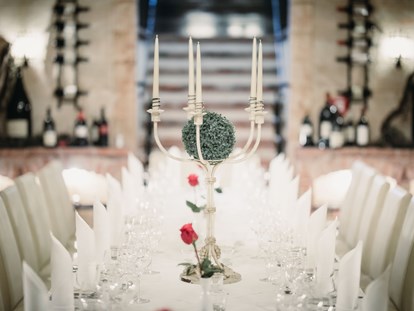 Hochzeit - Art der Location: Villa - Österreich - Eine Hochzeitstafel im hauseigenen Weinkeller VITAKELLA. - VILA VITA Pannonia
