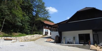 Hochzeit - Art der Location: Bauernhof/Landhaus - Oberösterreich - ein großzügiger Außenbereich bietet Platz für unvergessliche Feiern  - LoRe Cocktailmanufaktur | Destillerie