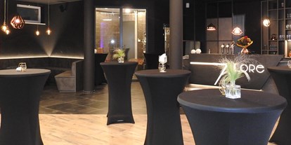 Hochzeit - externes Catering - Oberösterreich - unser Party-Bereich kann auch mit weißen Hussen ausgestattet werden <3 - LoRe Cocktailmanufaktur | Destillerie