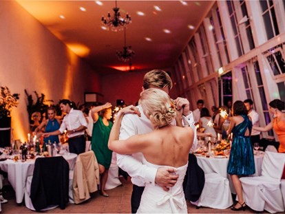 Hochzeit - Hochzeits-Stil: Industrial - Die Tanzfläche in der ORANGERIE bietet genug Platz für eine tanzreiche Feier (c) Hochzeitsfotografen Agnes und Andi  - Orangerie Europahaus Wien