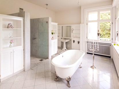 Hochzeit - Klimaanlage - Das Badezimmer in der Suite - Schloss Vasoldsberg 