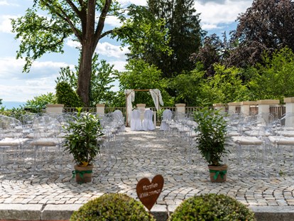 Hochzeit - Art der Location: im Freien - Standesamtliche Trauung im Rosengarten  - Schloss Vasoldsberg 