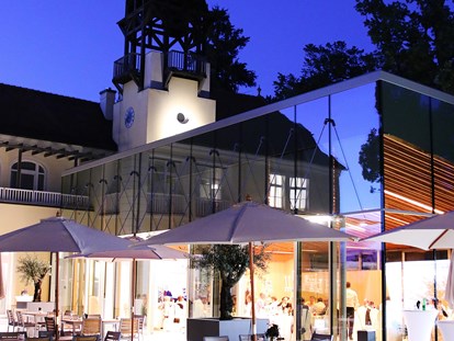 Hochzeit - barrierefreie Location - Österreich - Das Schloss Vasoldsberg bei Nacht. - Schloss Vasoldsberg 