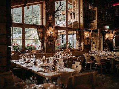 Hochzeit - Art der Location: Hotel - Tiroler Unterland - Der rustikale Look macht die Rössl Alm zu einer der heiß begehrtesten Locations Tirols und hat ihr schon viele Auszeichnungen (WOW-Location-AWARD) eingebracht. - Rössl Alm