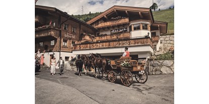 Hochzeit - Art der Location: Eventlocation - Mit der Pferdekutsche zur Rössl Alm.  - Rössl Alm