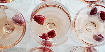Hochzeit - Umgebung: in Weingärten - Als Aperitif empfehlen wir unseren Rosé-Frizzante mit frischen Beeren! - WEINGUT & WEINBLICK Grafinger