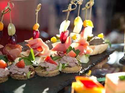 Hochzeit - Umgebung: am See - Buffets bereiten wir nach Ihren Wünschen vor. - The Lakeside Burghotel zu Strausberg