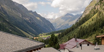 Hochzeit - Herbsthochzeit - Tiroler Oberland - Aussicht von Resort ins Tal - das Chaletdorf - Pitztal