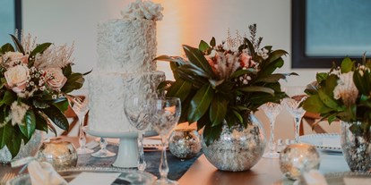 Hochzeit - Denkendorf (Esslingen) - Eine festlich gedeckte Hochzeitstafel im NOLI. Selbstverständlich richten wir uns bei der Dekoration nach euren Wünschen und Farbkonzepten. - NOLI Event & Wedding Location