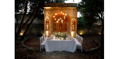 Hochzeit - Weinkeller - Apulien - Der Tisch für das Hochzeitspaar in unserem Schlossgarten www.retreat-palazzo.de - Retreat Palazzo