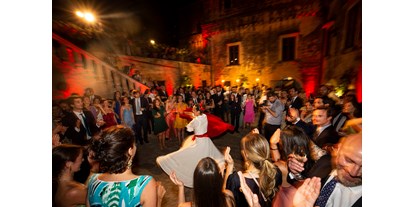 Hochzeit - Trauung im Freien - Italien - Traditioneller Showtanz www.retreat-palazzo.de - Retreat Palazzo