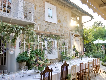 Hochzeit - Art der Location: Bauernhof/Landhaus - Steyr - Tafel für bis zu 30 Personen im Innenhof, Blickrichtung Westgarten. - Großkandlerhaus