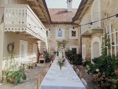 Hochzeit - Seitenstetten - Blick in den Innenhof des Großkandlerhauses mit Tafel. - Großkandlerhaus