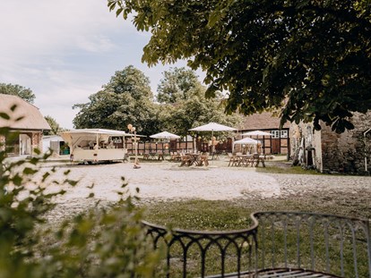 Hochzeit - Art der Location: Scheune - Das historische Ensemble der Wasserburg eignet sich hervorragend für Hochzeiten im Boho Stil - Wasserburg Turow