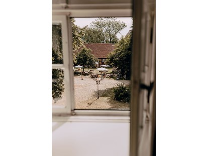 Hochzeit - Art der Location: Hotel - Blick aus einem Burgfenster auf den Hof der Burg. - Wasserburg Turow