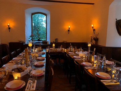 Hochzeit - externes Catering - Glewitz - Rittersaal mit festlicher Tafel - Wasserburg Turow