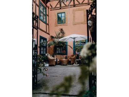 Hochzeit - Art der Location: Hotel - Blick in den Patio mit Sitzgelegenheiten - Wasserburg Turow
