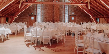 Hochzeit - Eventtenne mit Vintagebestuhlung (Chiavaristühle) und runden Tischen für 180 Gäste - Eventtenne - Hochzeits- & Veranstaltungslocation