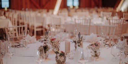 Hochzeit - Runder Tisch mit kleiner Tischdekoration in der Eventtenne - Eventtenne - Hochzeits- & Veranstaltungslocation