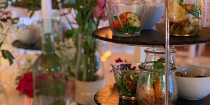 Hochzeit - Art der Location: Alm - Vorspeisenbuffet auf den Gasttischen elegant angerichtet auf schönen Etageren - Eventtenne - Hochzeits- & Veranstaltungslocation