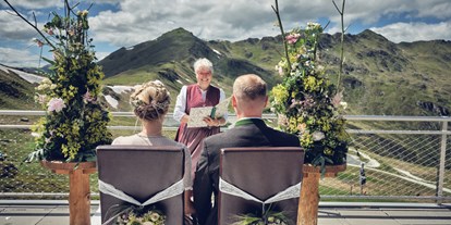 Hochzeit - Hochzeits-Stil: Boho-Glam - Stumm - Sommer Trachten Hochzeit im Gipfeltreffen auf 2.300m | mit traumhaften Bergpanorama | Sommer 2020 - MY ALPENWELT Resort****SUPERIOR