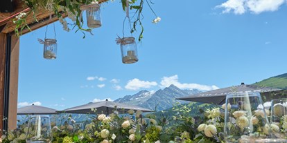 Hochzeit - Hochzeitsessen: À la carte - Österreich - Tischdeko | Lifestyle Hochzeit | Susi Alm | Sommer 2020 - MY ALPENWELT Resort****SUPERIOR