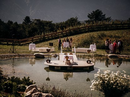 Hochzeit - Art der Location: Waldhochzeit - Österreich - Freie Trauung am See (c) Alexandra Jäger / @alexandra.grafie - Stöttlalm