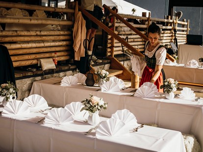 Hochzeit - Hochzeits-Stil: Vintage - Tiroler Oberland - Hochzeit Wintergarten (c) Alexandra Jäger / @alexandra.grafie - Stöttlalm