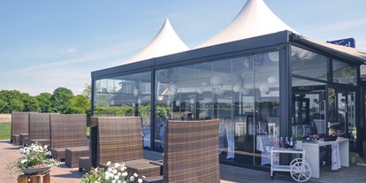 Hochzeit - Hochzeitsessen: mehrgängiges Hochzeitsmenü - Terrasse mit eleganten Loungemöbeln - Strandrestaurant Marienbad