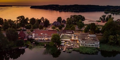 Hochzeit - Art der Location: Strand - Außenansicht des Hotels mit Blick vom Küchensee. - Hotel Der Seehof  - Das Hotel im See