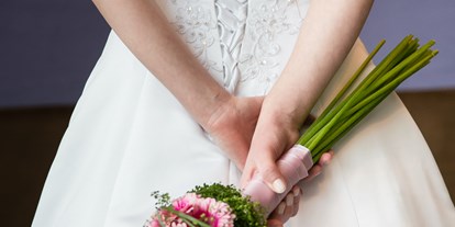 Hochzeit - Geeignet für: Filmproduktionen - Meezen - Schicke Braut mit schickem Brautstrauß - Hotel Altes Stahlwerk