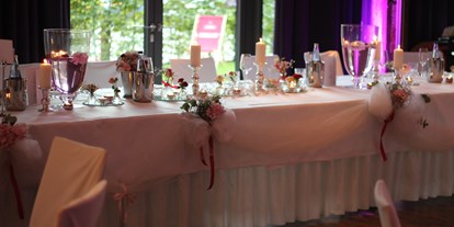 Hochzeit - Art der Location: Fabrik - Brauttisch im EventRaum - Hotel Altes Stahlwerk