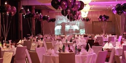 Hochzeit - Geeignet für: Filmproduktionen - Meezen - Runde Tische bestuhlt mit Hussen und farblich abgestimmten Ballons - Hotel Altes Stahlwerk
