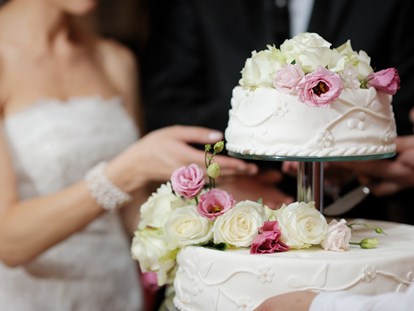 Hochzeit - Hochzeits-Stil: Rustic - Italien - Das Brautpaar beim Anschneiden der Hochzeitstorte. - Villa Giarvino - das exquisite Gästehaus im Piemont