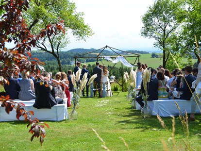 Hochzeit - Hochzeitsessen: Catering - Linz (Linz) - Zeremonie im Obstgarten - Vedahof - Gramastetten