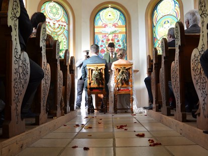 Hochzeit - Hochzeits-Stil: Fine-Art - Wels (Wels) - Zeremonie in der Premakirche - Vedahof - Gramastetten
