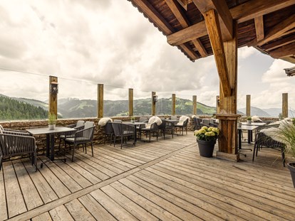 Hochzeit - Fotobox - Österreich - Unsere große Sonnenterrasse bietet ausreichend Platz für gemeinsame Stunden und verwöhnt mit atemberaubendem Weitblick. - jezz AlmResort Ellmau