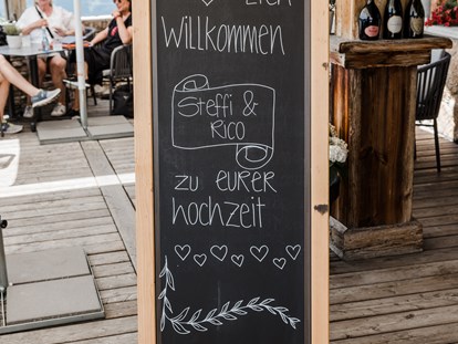Hochzeit - Trauung im Freien - Österreich - Willkommensschild - jezz AlmResort Ellmau