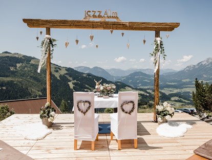 Hochzeit - Hochzeits-Stil: Vintage - St. Ulrich am Pillersee - Platz der Trauung mit wunderschöner Aussicht - jezz AlmResort Ellmau