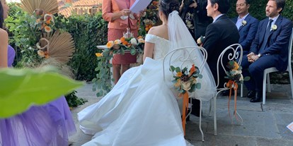 Hochzeit - Klimaanlage - Italien - Real Wedding - Der bezaubernde italienische Garten dient als Kulisse für das Hochzeitsritual. - Villa Piceni