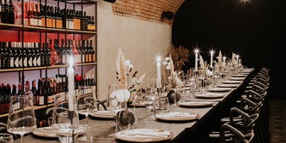 Hochzeit - Art der Location: ausgefallene Location - Weinkeller gedeckter Tisch - Franz von Grün 