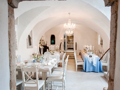 Hochzeit - Umgebung: in Weingärten - Burgenland - Der Festsaal im Gewölbe des Himmelblau. - Himmelblau Rust - Hochzeit im Vintage Haus