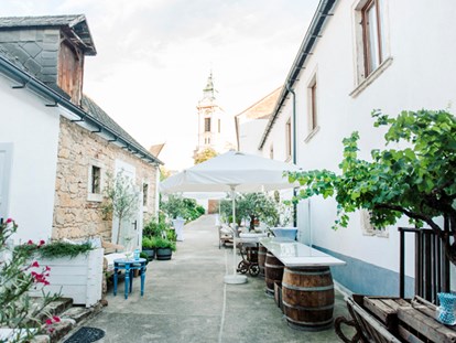Hochzeit - Umgebung: in Weingärten - Blick in den Innenhof. Die Kirche ist fußläufig erreichbar. - Himmelblau Rust - Hochzeit im Vintage Haus