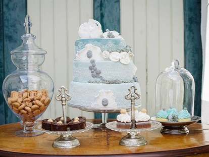 Hochzeit - Wickeltisch - Wir bereiten Euch auf Wunsch auch eine zauberhafte Hochzeitstorte samt passender Candy Bar - Himmelblau Rust - Hochzeit im Vintage Haus