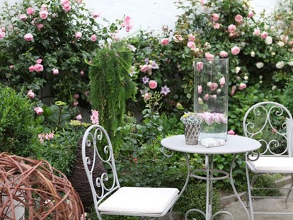 Hochzeit - Umgebung: in Weingärten - Burgenland - Englische Rosen säumen den Innenhof - Himmelblau Rust - Hochzeit im Vintage Haus