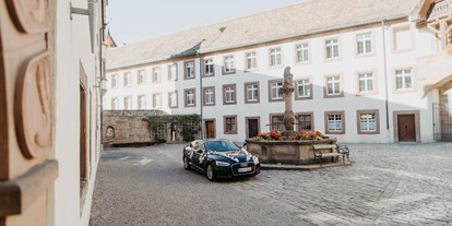 Hochzeit - Herbsthochzeit - Untergruppenbach - Die prunkvolle Zufahrt zur Burg Stettenfels in Baden-Württemberg. - Burg Stettenfels