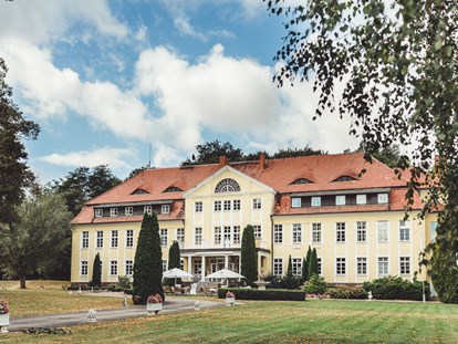Hochzeit - Umgebung: im Park - Schloss Wulkow