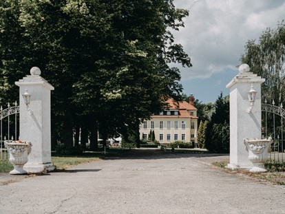 Hochzeit - Umgebung: am See - Die Schlossanlage Wulkow lädt zu einer Trauung ins Freie. - Schloss Wulkow